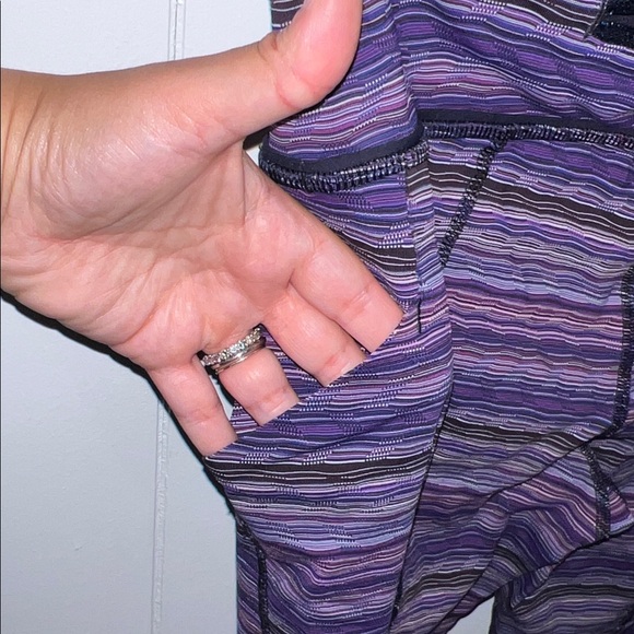Lululemon Athletica 3/4 Lenth Purple Stripe Legging 6 - Picture 8 of 10